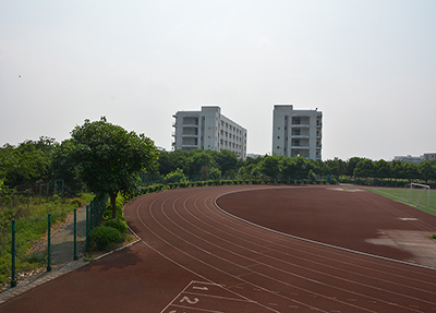 男生公寓（公能樓、日新樓）緊靠五環(huán)體育中心